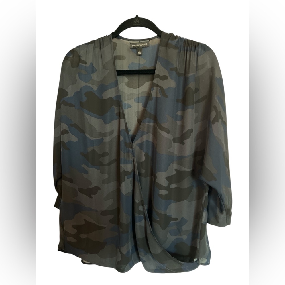 Banana Republic Women’s Blue, Black and Gray 3/4 Sleeve Camouflage Top, Size M